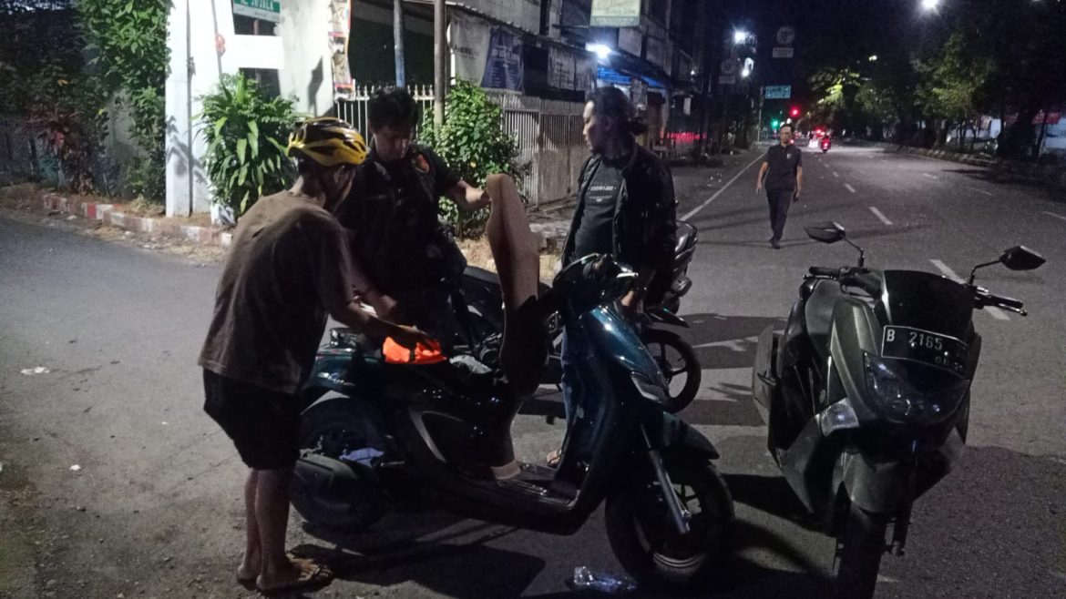 Resmob Polsek Makassar Mengamankan Pria Pembawa Badik yang meresahkan warga