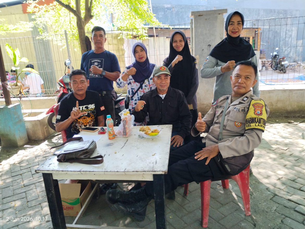 BHABINKAMTIBMAS KELURAHAN LAIKANG BERSAMA LPM DAN LINMAS PANTAU PENYALURAN BANTUAN SEMBAKO KEPADA WARGA KURANG MAMPU