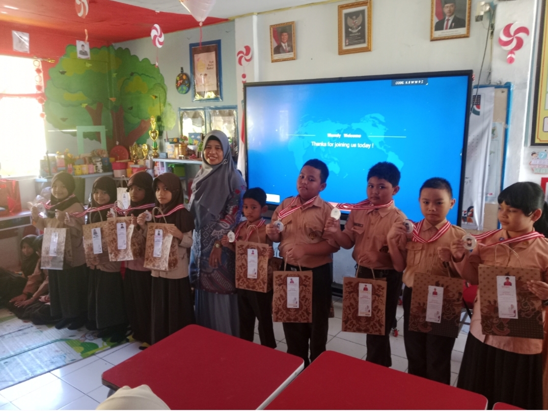 Suasana Hangat Pembagian Rapor Kelas 2A SD Inpres Manuruki 2, Orang Tua dan Wali Kelas Rayakan Prestasi Siswa