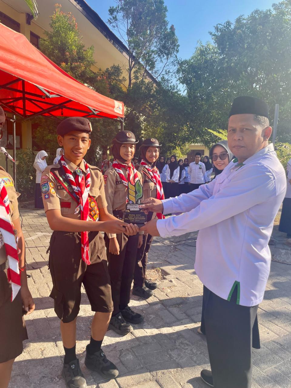 Upacara Penyambutan Peserta Jambore Nasional XII 2026 dari MTs Madani Digelar Bersamaan dengan Upacara Hari Senin