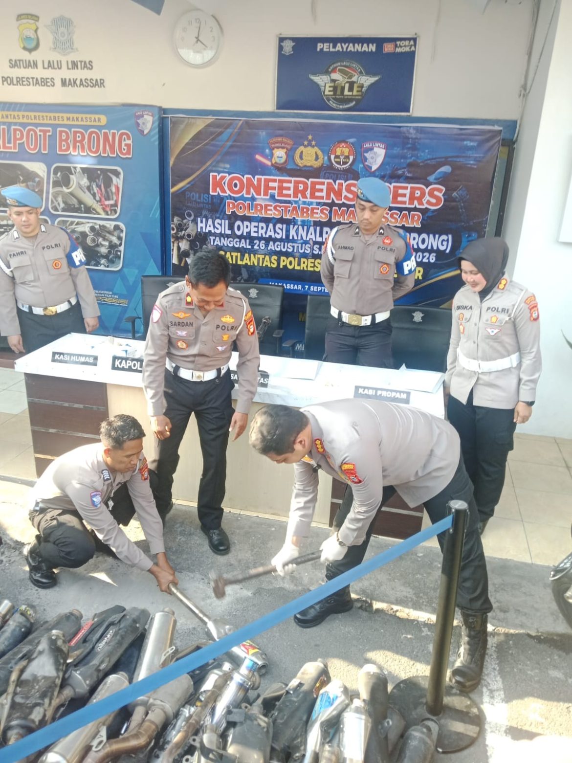 Polrestabes Makassar Amankan Sekitar 350 Kendaraan Berknalpot Brong, Kapolres dan Wakapolres Musnahkan Knalpot di Hadapan Awak Media
