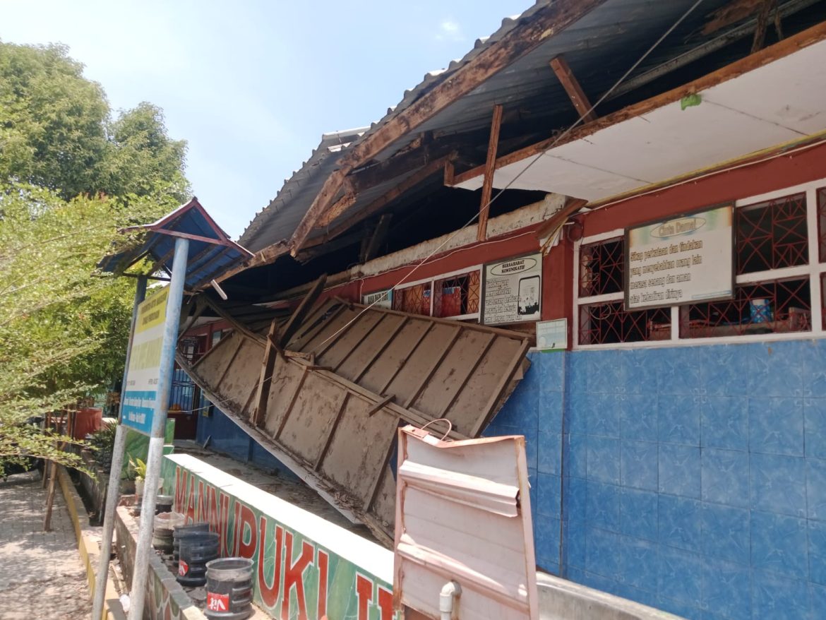 Plafon Ambruk Tak Kunjung Diperbaiki, Siswa SDI Mannuruki 2 Terpaksa Belajar Daring
